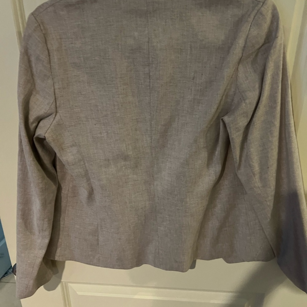 Beautiful women’s believer size 4. Worn twice.